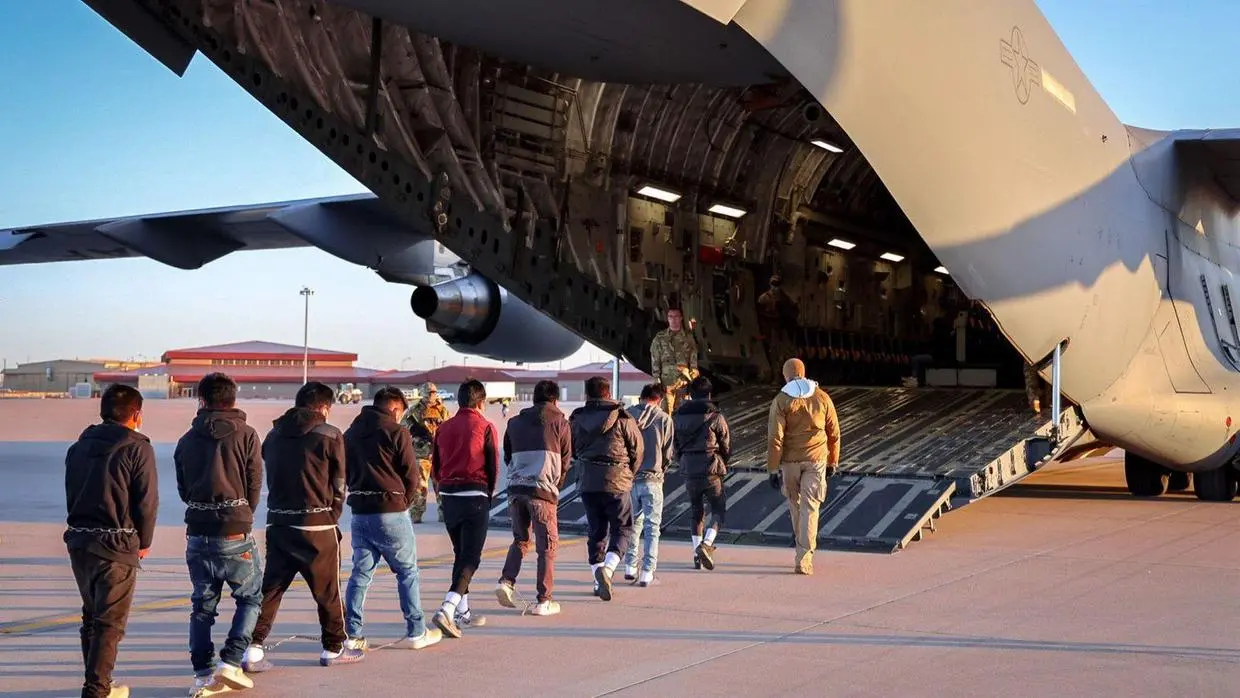 Imagem da notícia: Juíza dos EUA bloqueia procedimento acelerado de expulsão de migrantes de Trump