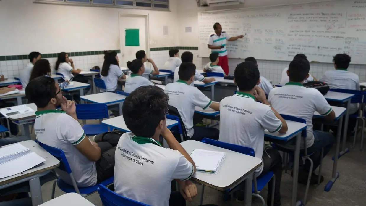 Imagem da notícia 4ª parcela dos precatórios do Fundef é paga a 50 mil professores do Ceará, anuncia Elmano
