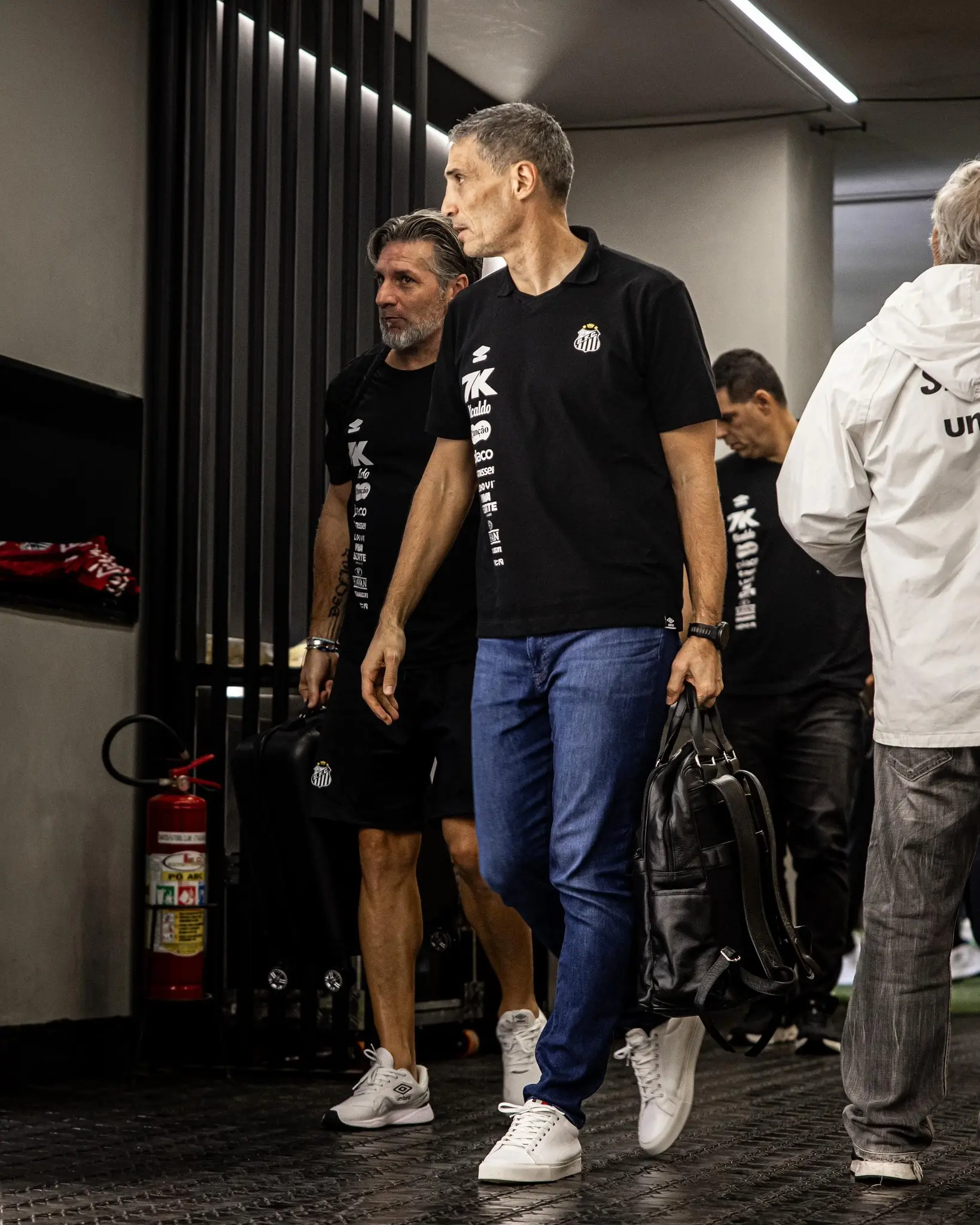 Imagem da notícia Vojvoda estreia pelo Santos e escala dois ex-Fortaleza no time titular contra o Fluminense
