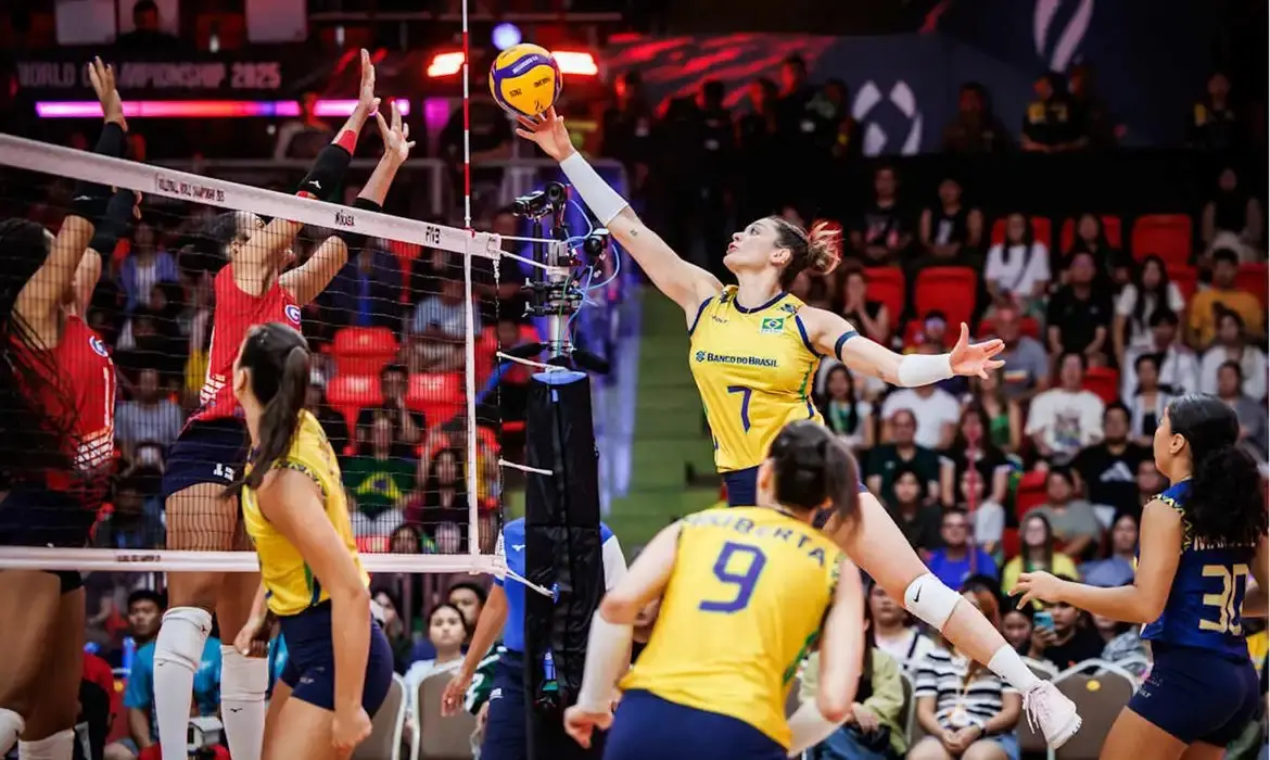 Imagem da notícia Brasil vence e pega França nas quartas do Mundial de vôlei feminino
