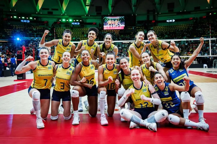 Seleção brasileira comemora classificação e enfrenta a França nas quartas do Mundial de vôlei