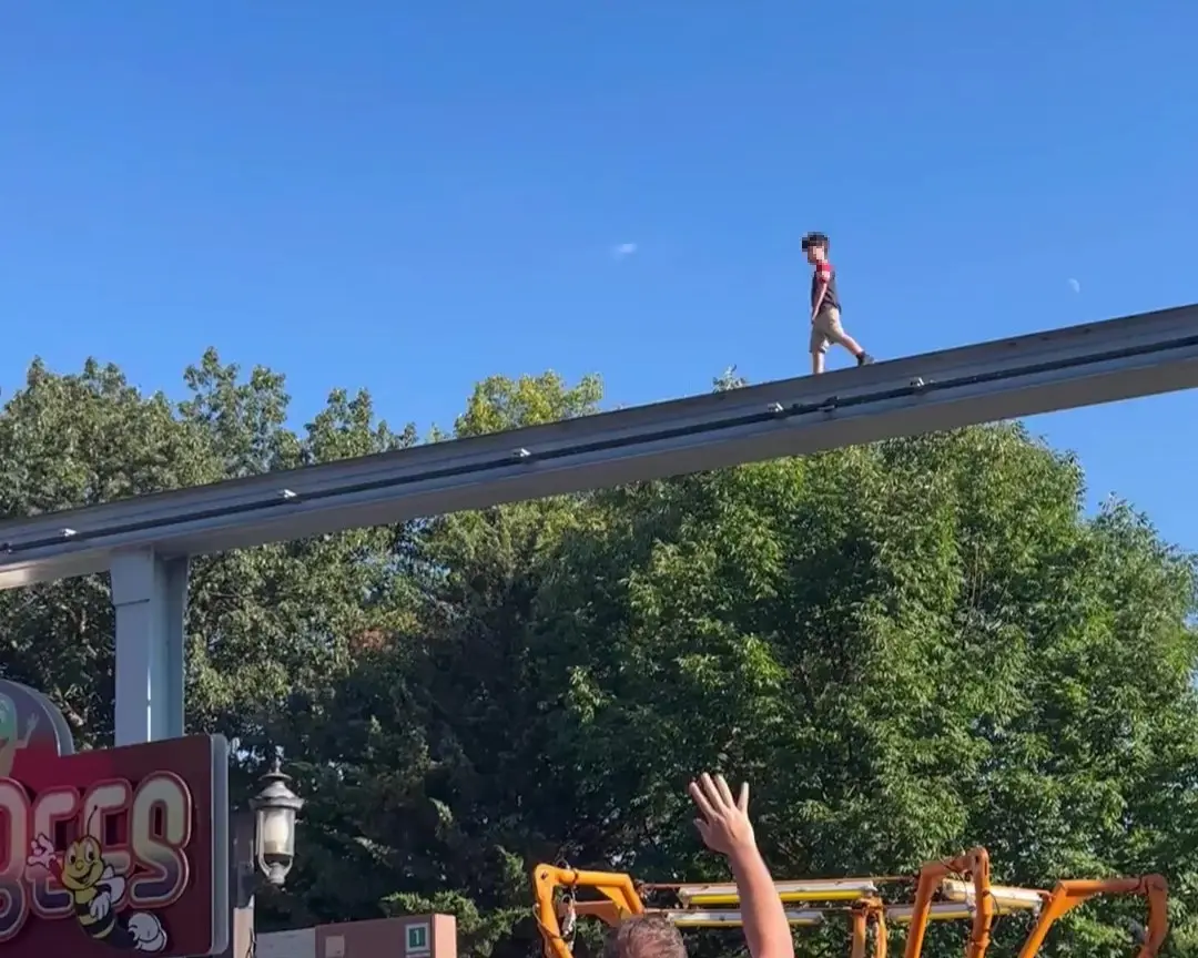 Imagem da notícia Criança se perde dos pais e é resgatada sobre trilho em parque de diversão, nos EUA
