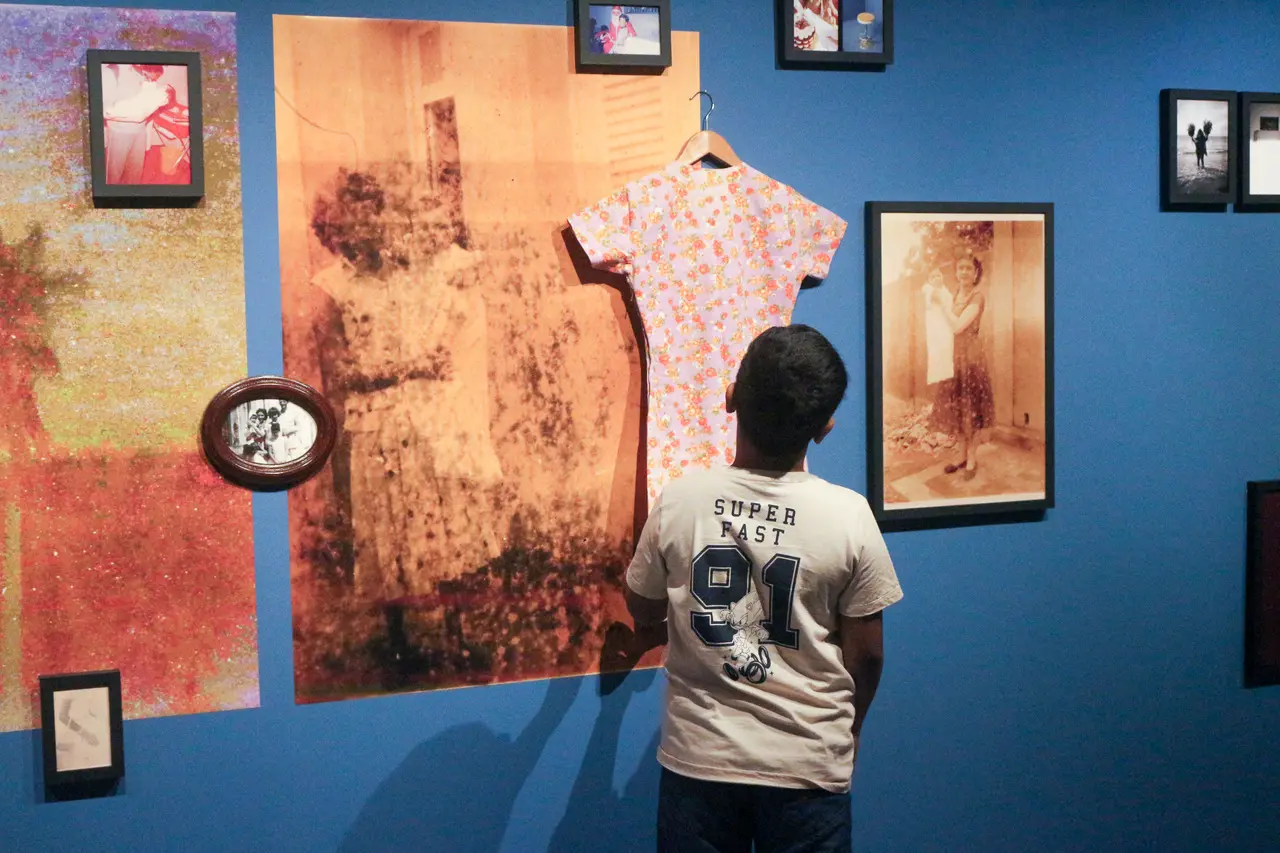 Imagem da notícia: Fotos de família 'saltam' dos álbuns e se destacam na arte contemporânea com convite à reflexão