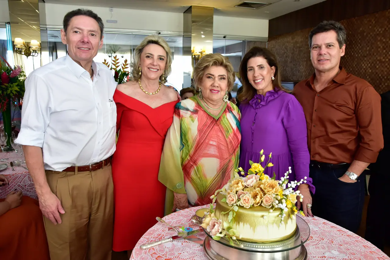 Imagem mostra Maria Consuelo Leão Dias Branco com os filhos Francisco Ivens de Sá Dias Branco Junior, Maria das Graças Dias Branco da Escóssia, Maria Regina Saraiva Leão Branco Ximenes e Francisco Cláudio Saraiva Leão Dias Branco