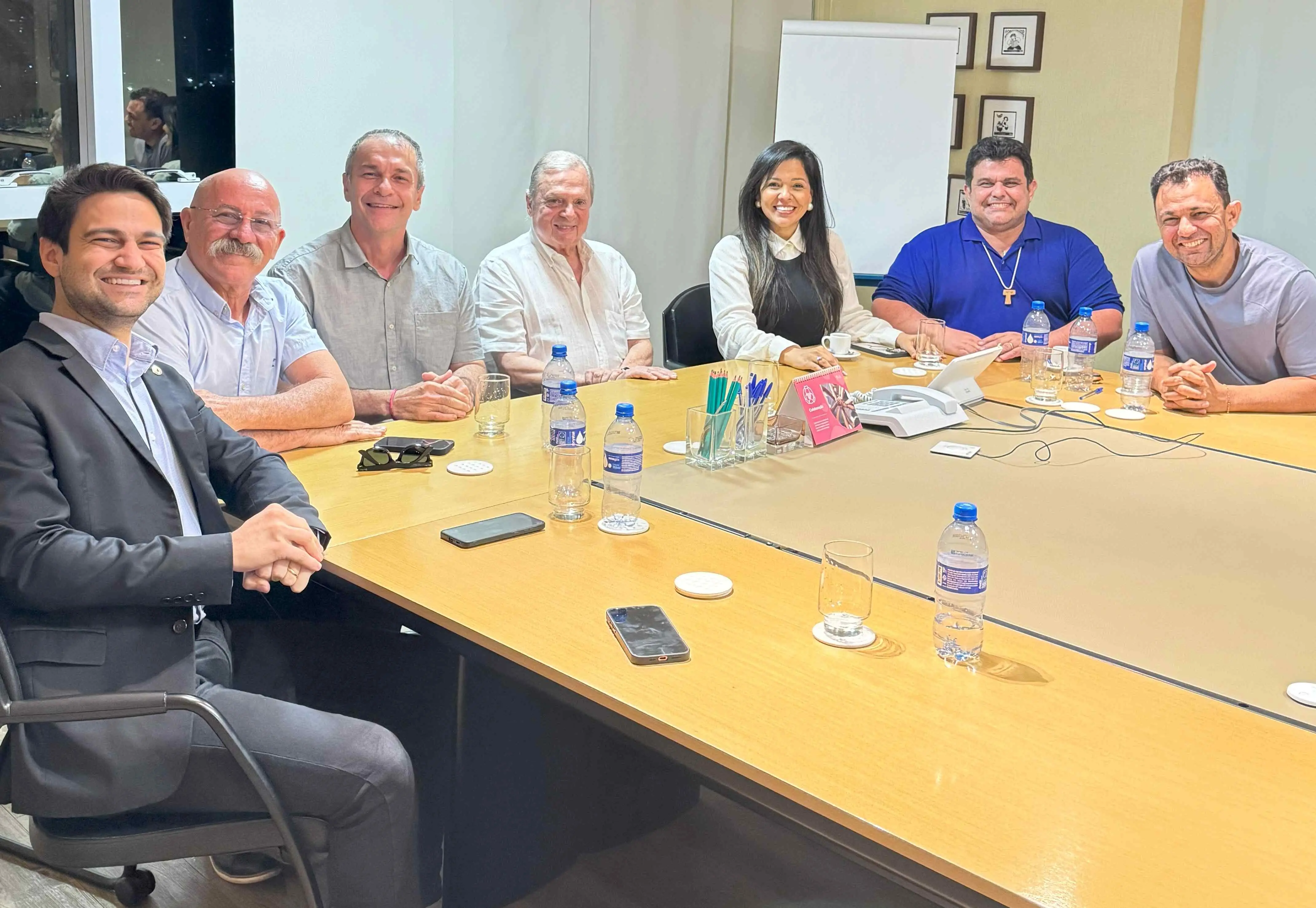 Imagem da notícia: Tasso Jereissati reúne oposicionistas de Fortaleza e discute cenário de 2026
