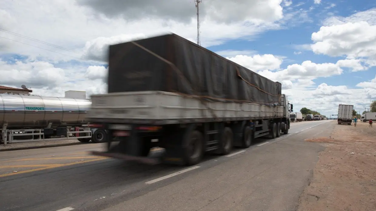 Imagem mostra caminhão trafegando pela BR-116, na altura da cidade de Chorozinho