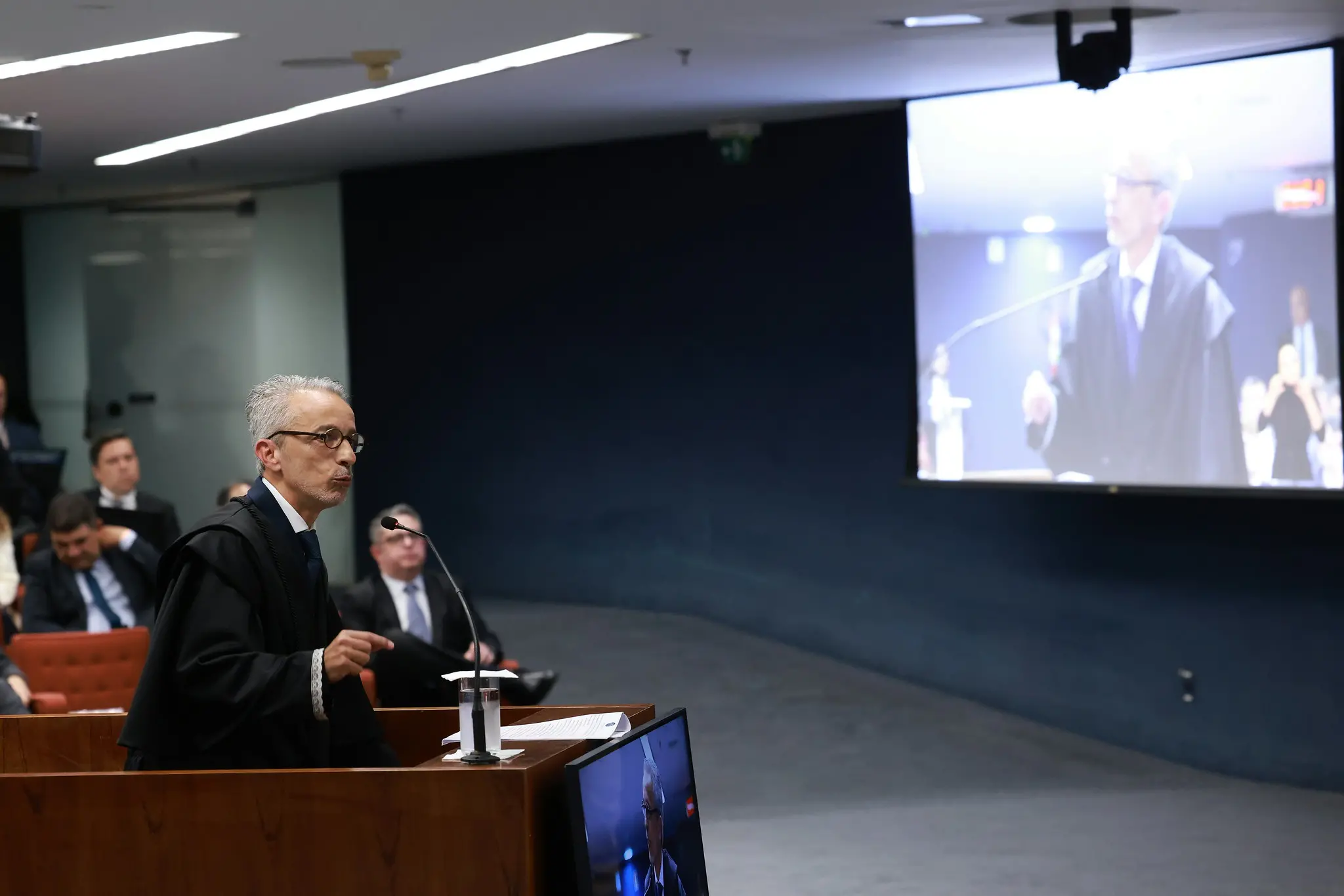 Imagem da notícia: No julgamento de Bolsonaro, defesa de Mauro Cid diz que militar não foi coagido pela PF e por Moraes