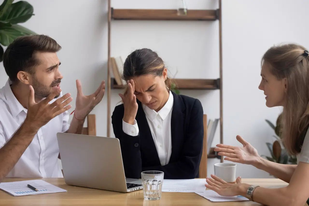 Gerente de funcionário de escritório irritado estressado, tendo dor de cabeça, enxaqueca em reunião de negócios com cliente reclamando, cansado de colegas irritados discutindo gritando, tendo disputa de conflito no local de trabalho