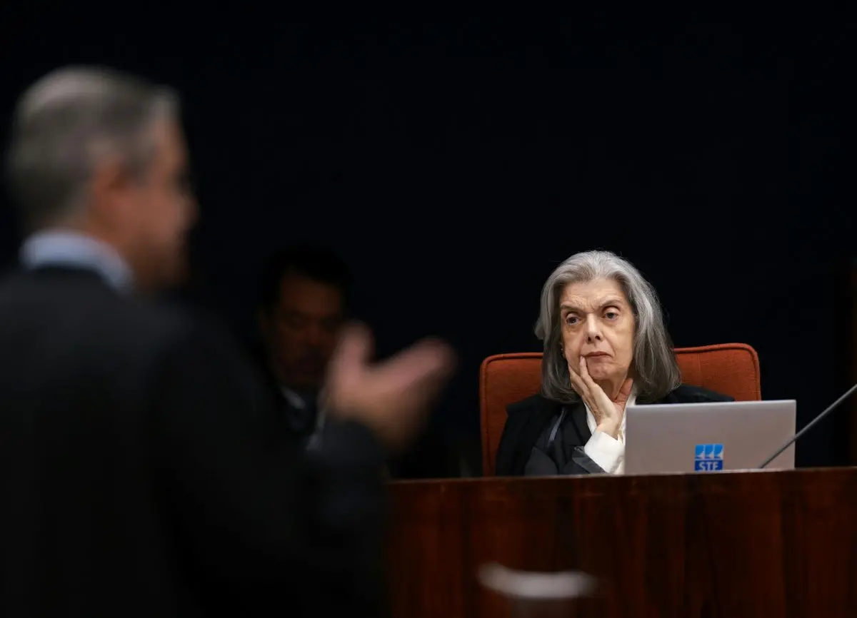 Imagem da notícia: Cármen Lúcia rebate advogado de Ramagem: 'Sabe a distinção entre voto auditável e impresso?'