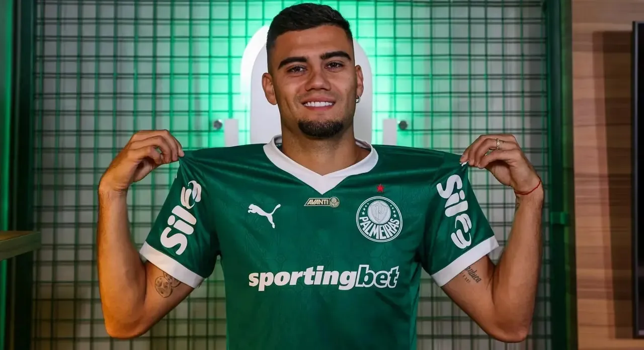 O meia Andreas Pereira retornou ao futebol brasileiro para atuar pelo Palmeiras