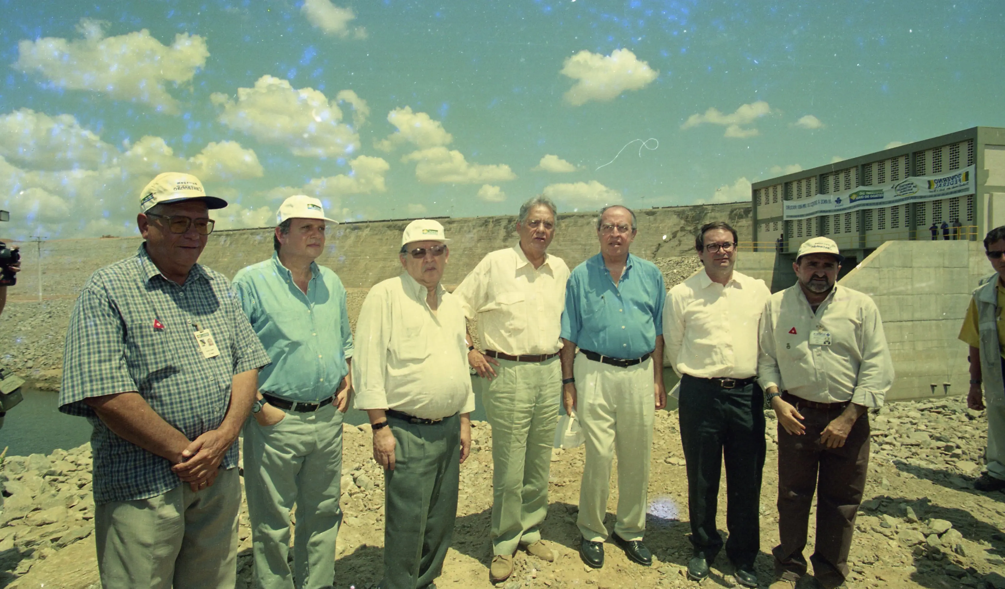 Na imagem, inauguração do açude Castanhão, com Tasso Jereissati e outros políticos