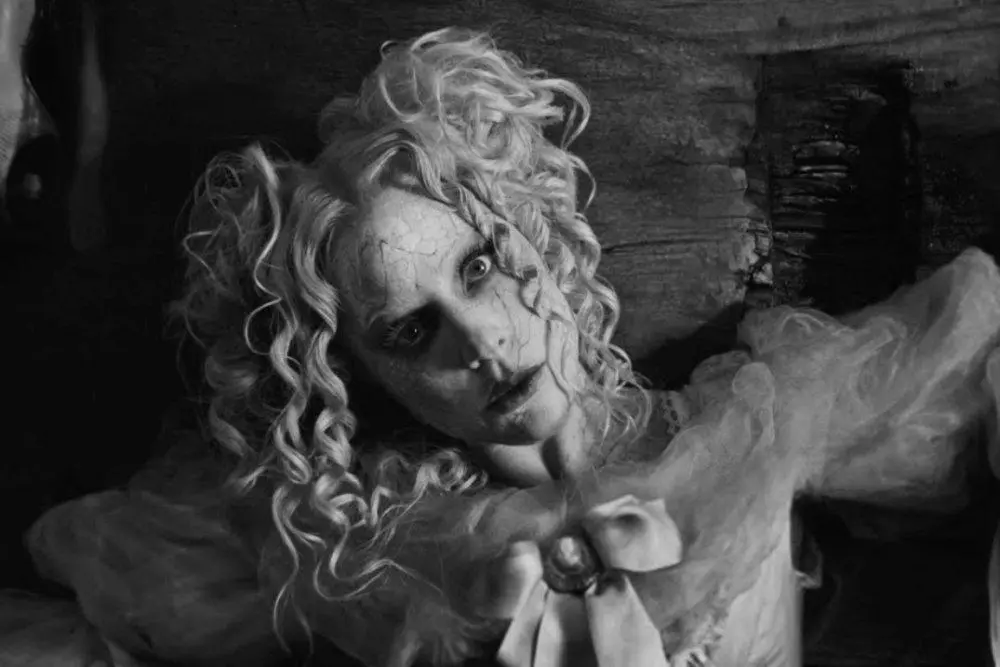 Imagem da notícia:  Lady Gaga lança clipe de 'The Dead Dance' para a 2ª temporada de 'Wandinha'; assista 