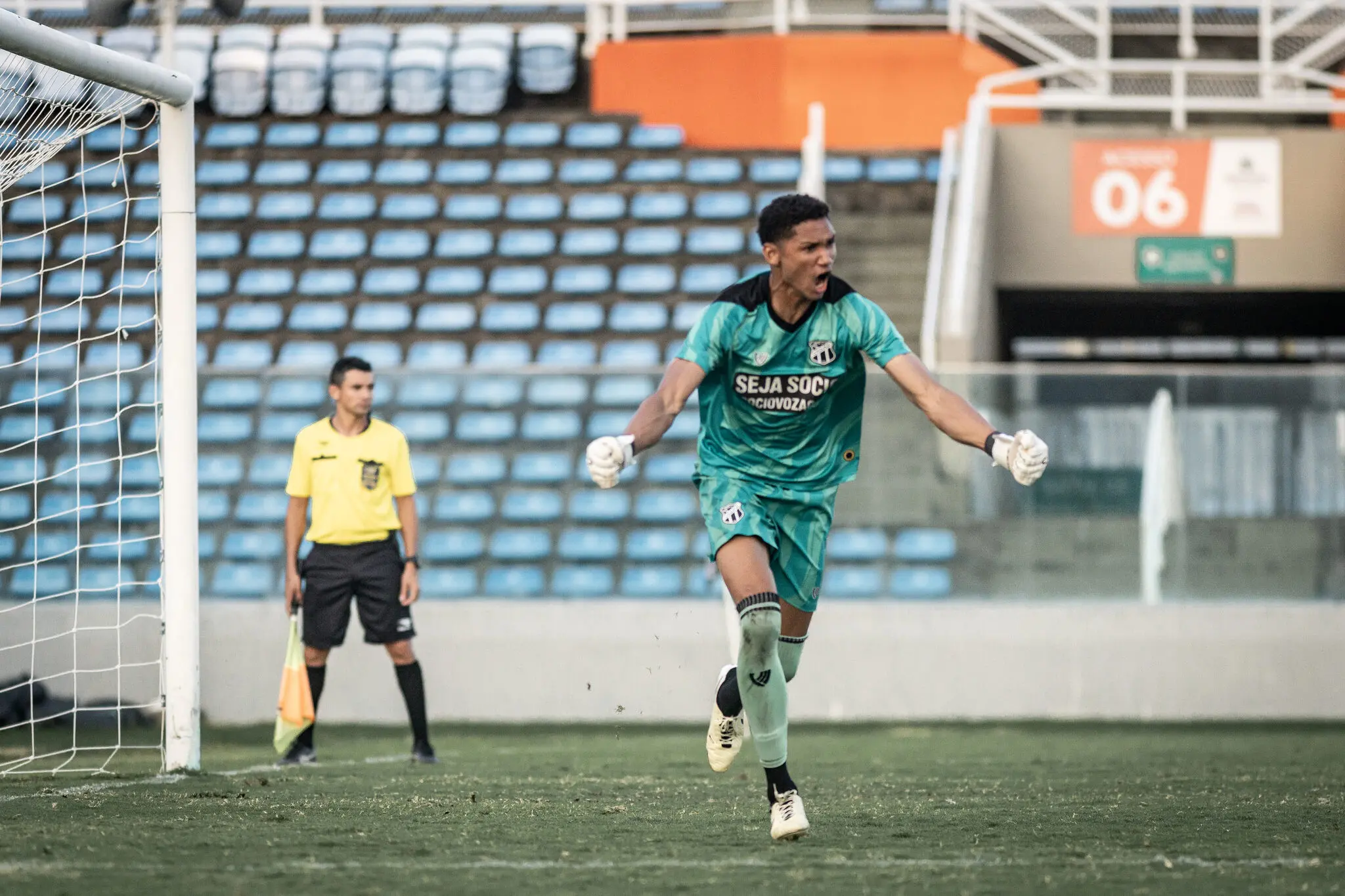 Imagem da notícia Com troca de goleiros, Ceará avança para final da Copa do Nordeste sub-20 com herói improvável