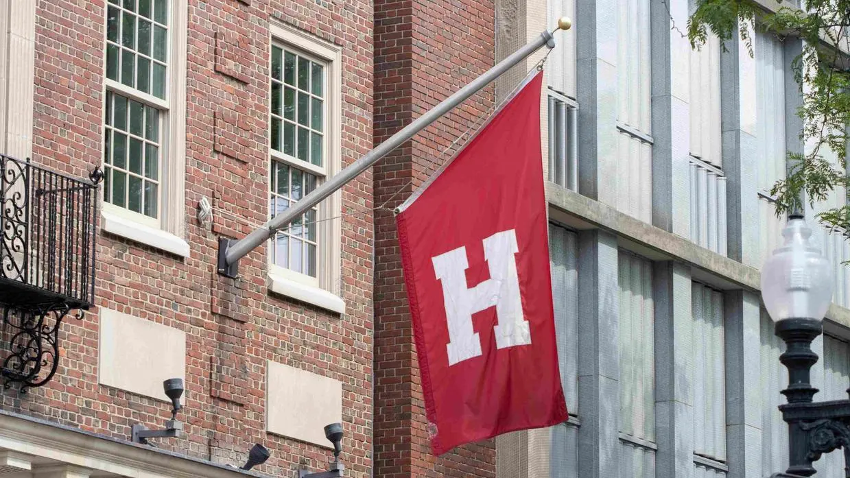 Imagem da notícia Juíza dos EUA derruba corte de R$ 14 bilhões de fundos de Harvard ordenado por Trump