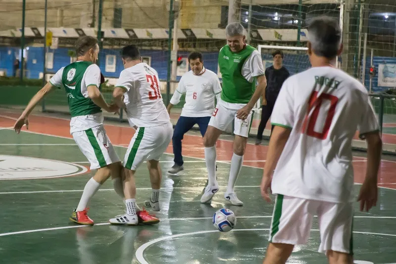 Ex-atletas fizeram jogo festivo em homenagem ao tetracampeonato de futsal