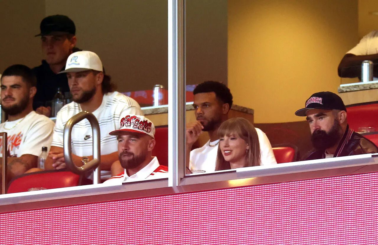 Imagem da notícia: Travis Kelce chega ao Brasil sem Taylor Swift, e fãs recebem jogador em aeroporto de SP
