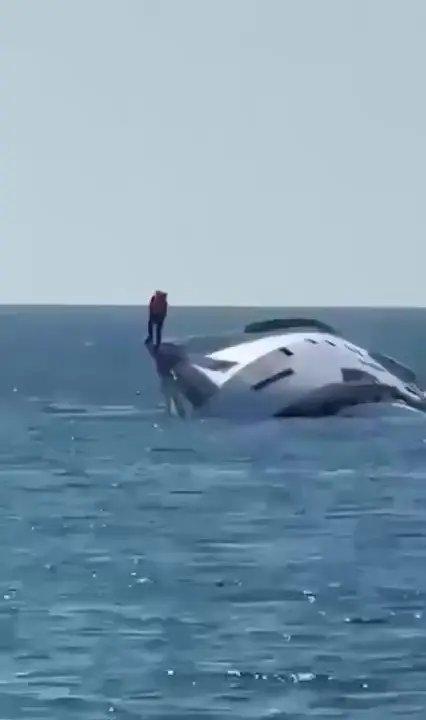 Imagem da notícia Iate milionário naufraga na costa da Turquia; vídeo mostra tripulação pulando no mar