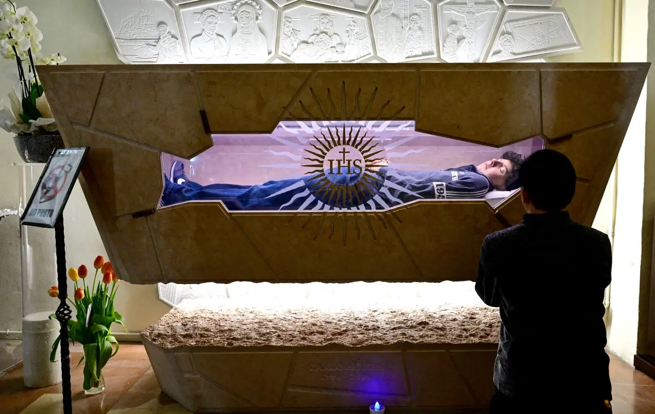 Imagem da notícia Primeiro 'santo millennial', Carlo Acutis tem corpo preservado exposto em igreja na Itália; entenda