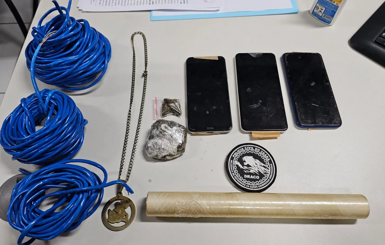 Foram apreendidos celulares, fios e maconha