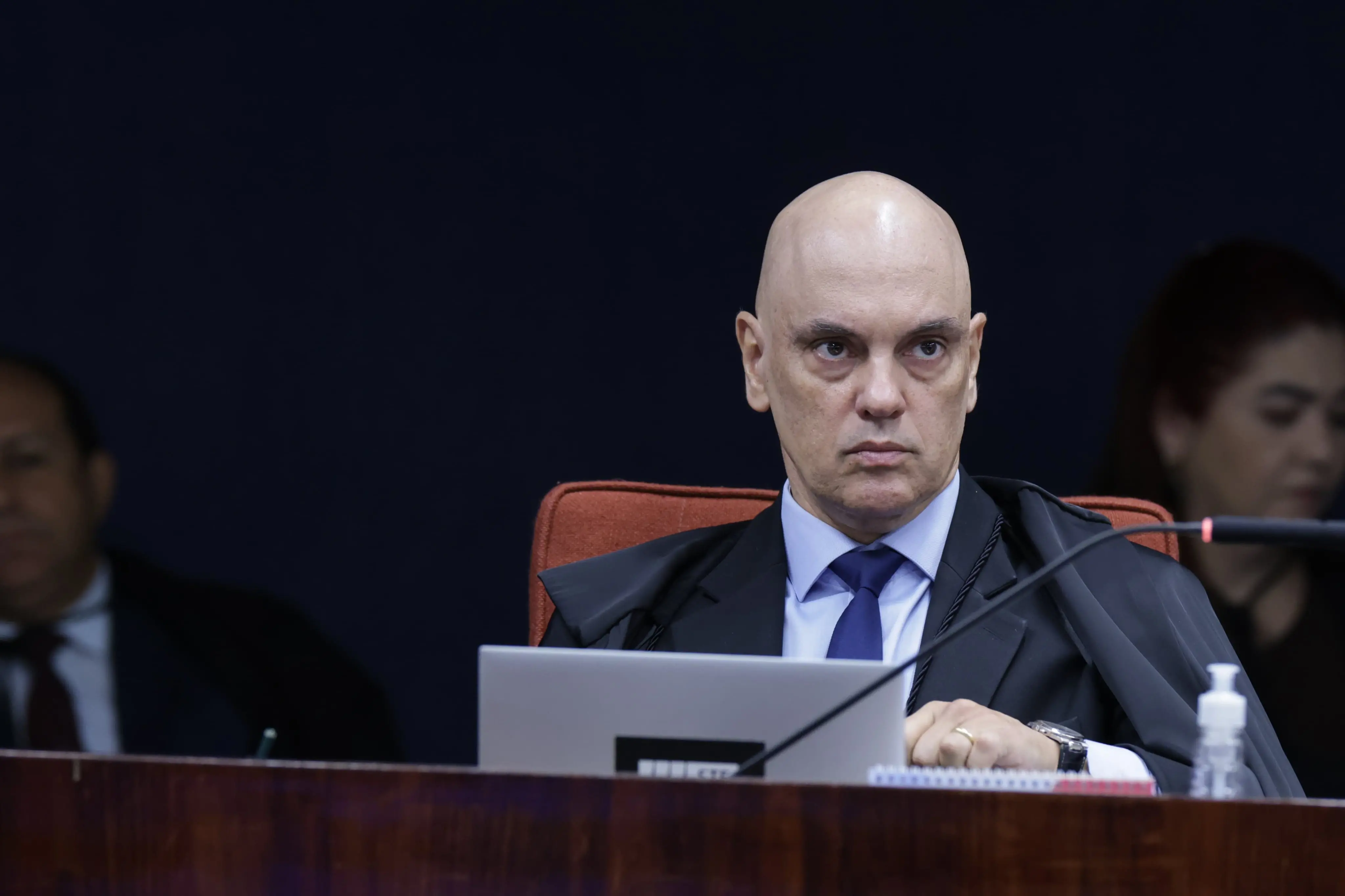 Imagem da notícia: Moraes solicita a Zanin sessão extra para o julgamento de Bolsonaro no STF