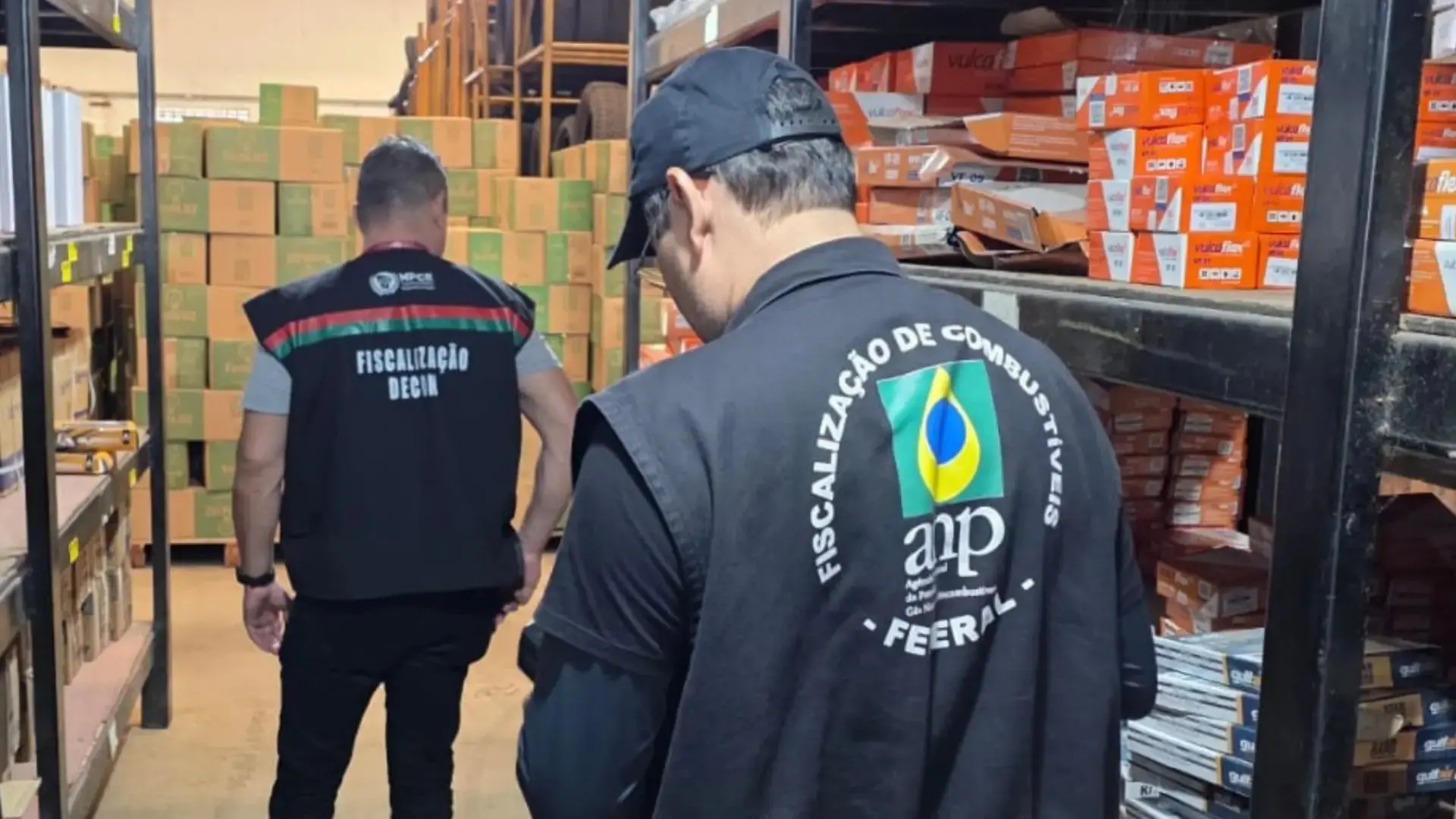 Imagem da notícia Quase 200 litros de óleo lubrificante falsificado são apreendidos em Aquiraz