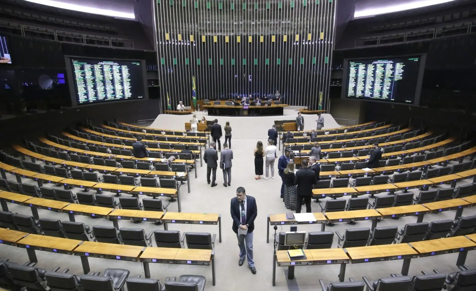 Imagem da notícia: Apoiadores de Bolsonaro na Câmara querem aprovar anistia ampla e irrestrita a crimes contra o Brasil