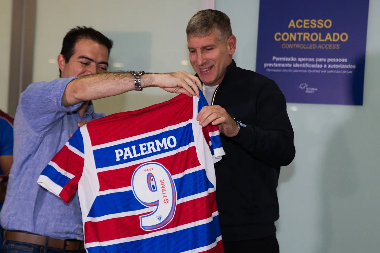 Marcelo Paz recepcionou Palermo e o presenteou com a camisa 9 do Fortaleza, número muito usado por ele na carreira de centroavante