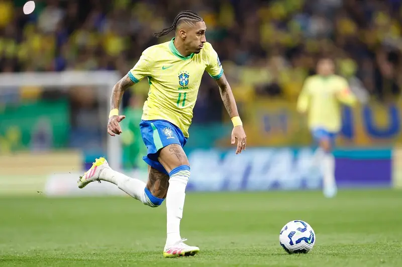 Imagem da notícia Atacante da Seleção reclama da Disney: 'Porque crianças brancas foram abraçadas e meu filho não?'