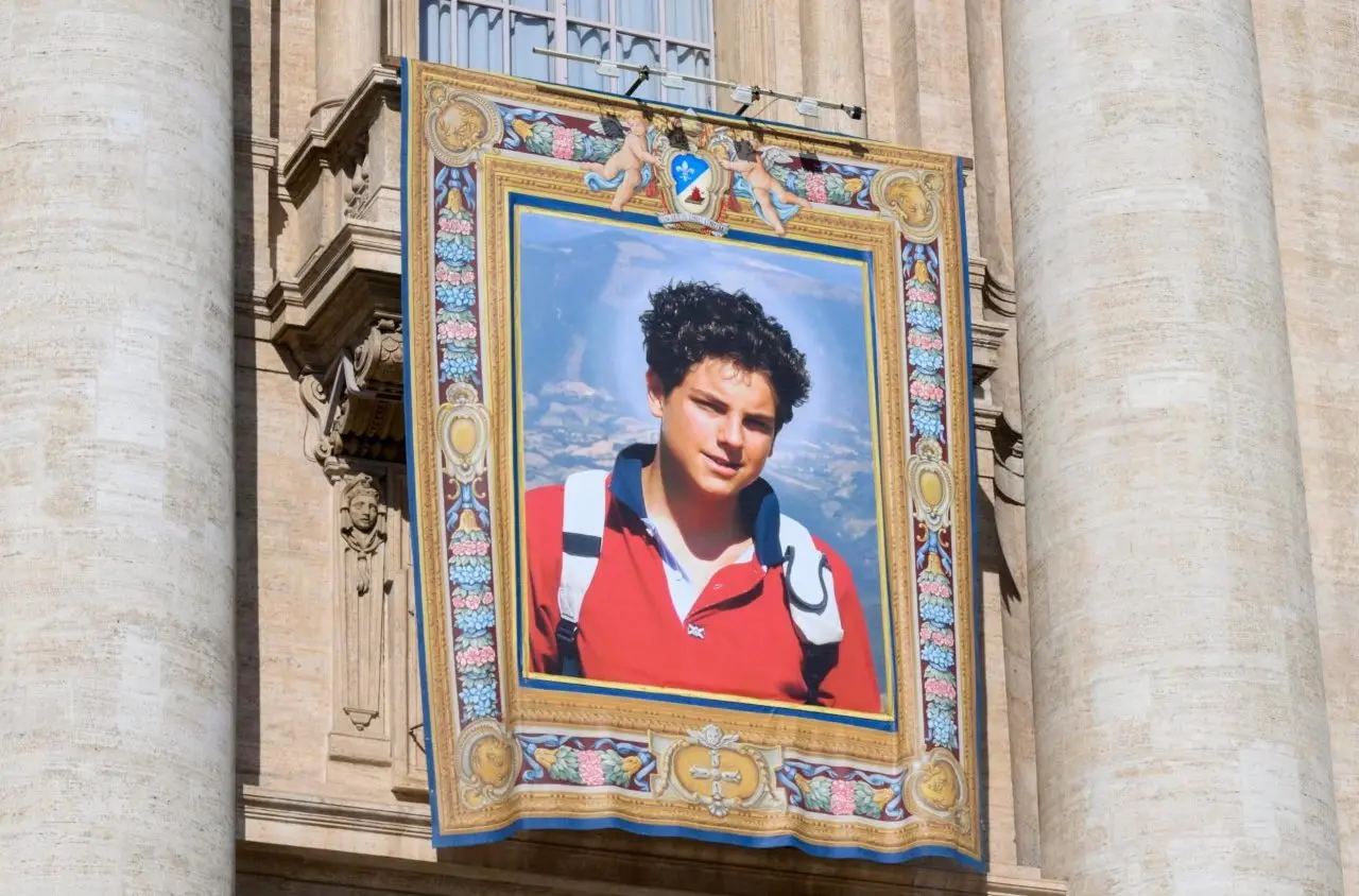 Imagem da notícia: Carlo Acutis, 1º santo millennial, é canonizado 