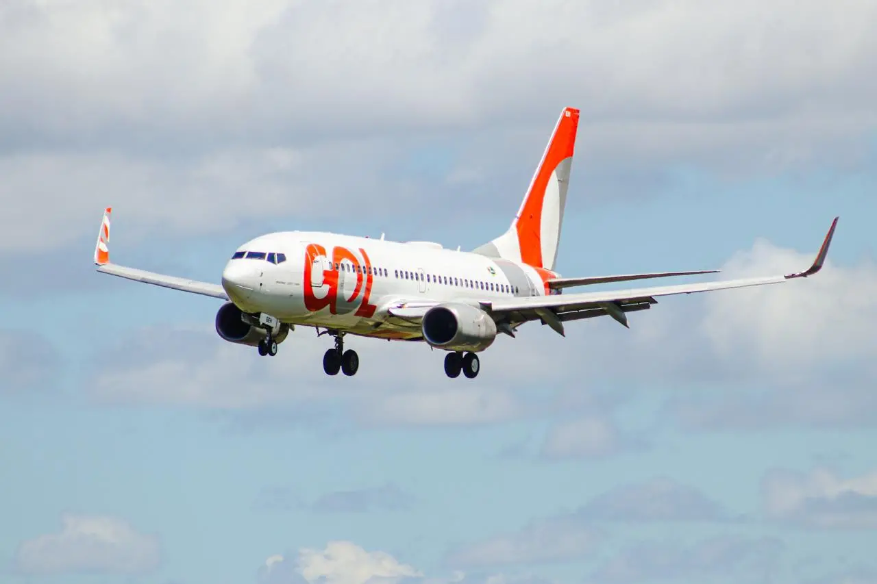 avião da gol pousando em fortaleza