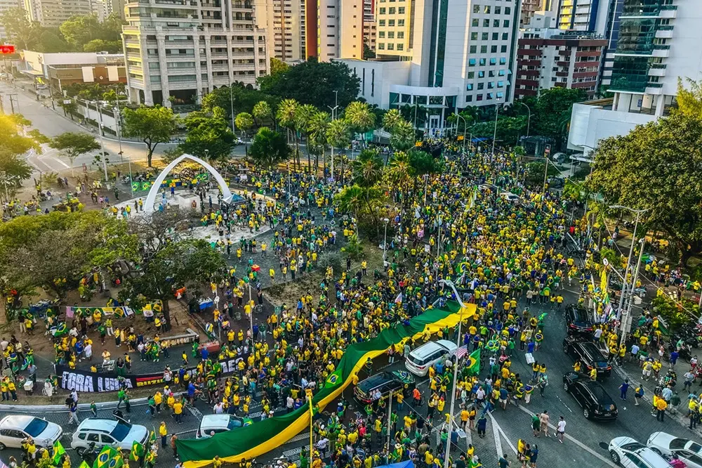 Imagem da notícia: Manifestantes pedem anistia para investigados do 8 de janeiro e criticam STF, na Praça Portugal