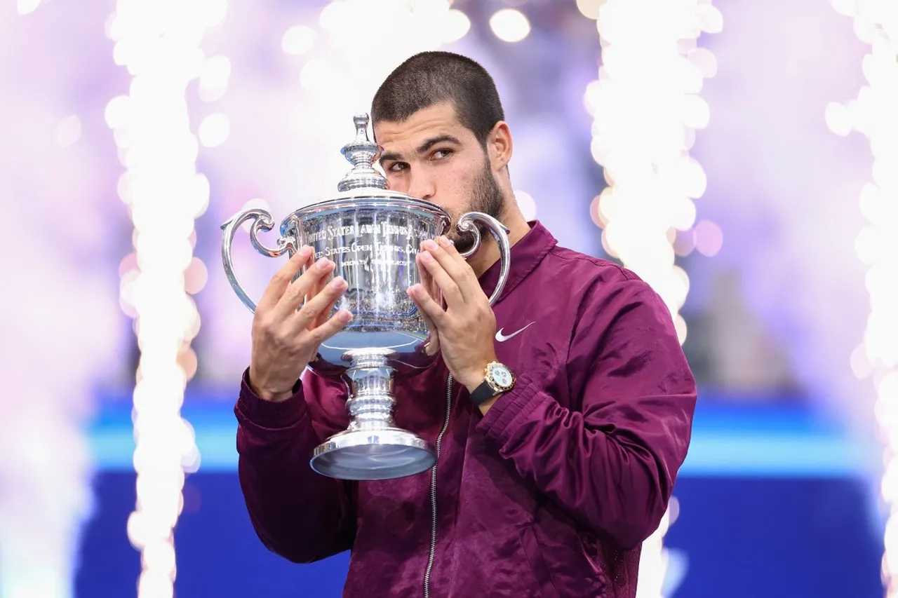 Alcaraz com o troféu do  US Open