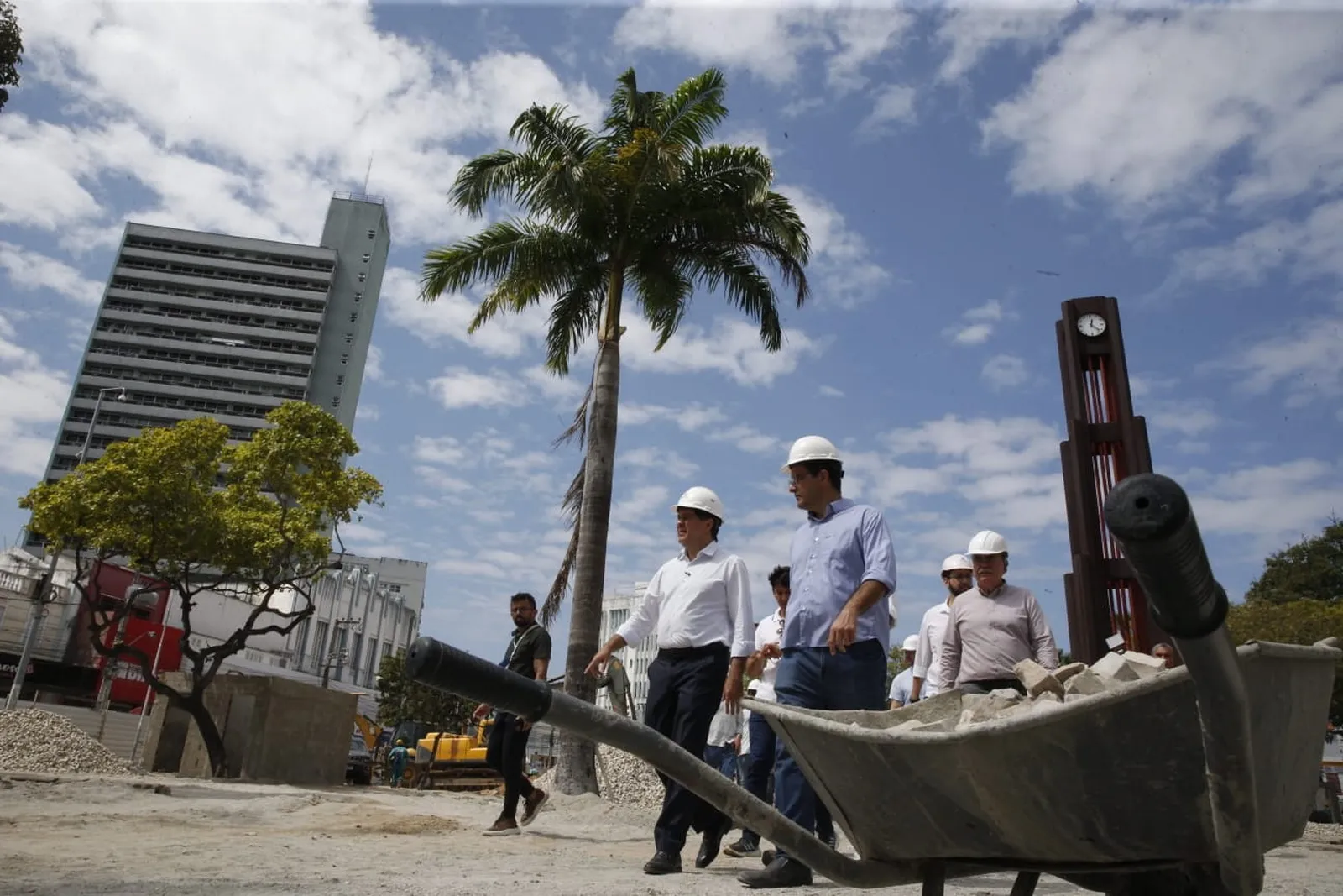 Prefeito e equipe visitaram andamento das obras da Praça do Ferreira nesta segunda-feira (8)