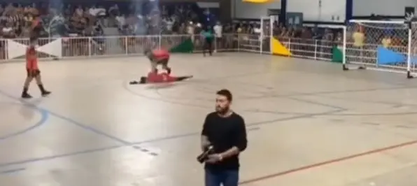 Imagem da notícia Goleiro morre logo após defender pênalti durante jogo de futsal, no Pará