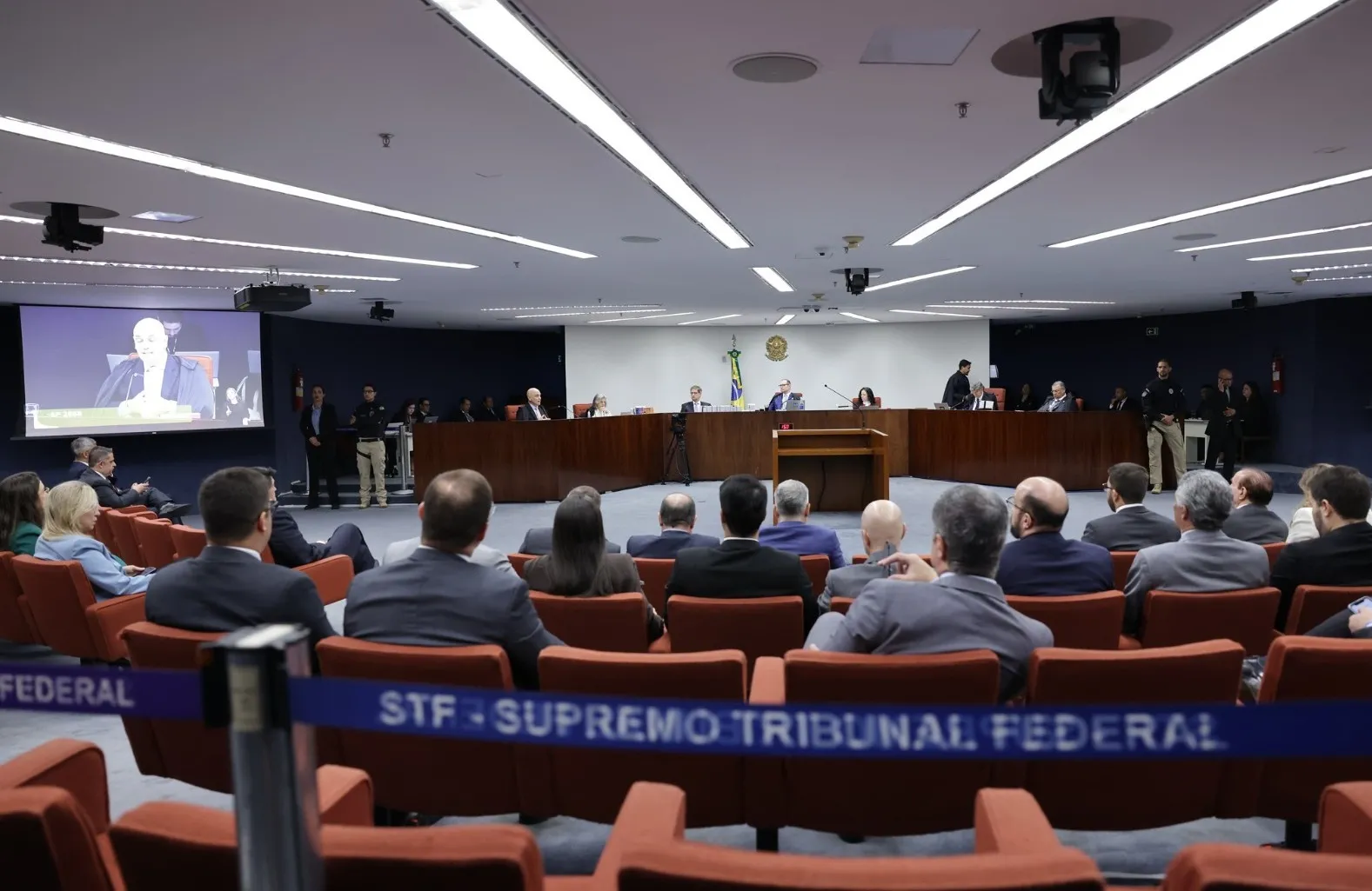 O STF retomou nesta terça-feira (9) o julgamento de Bolsonaro e outros sete réus do 
