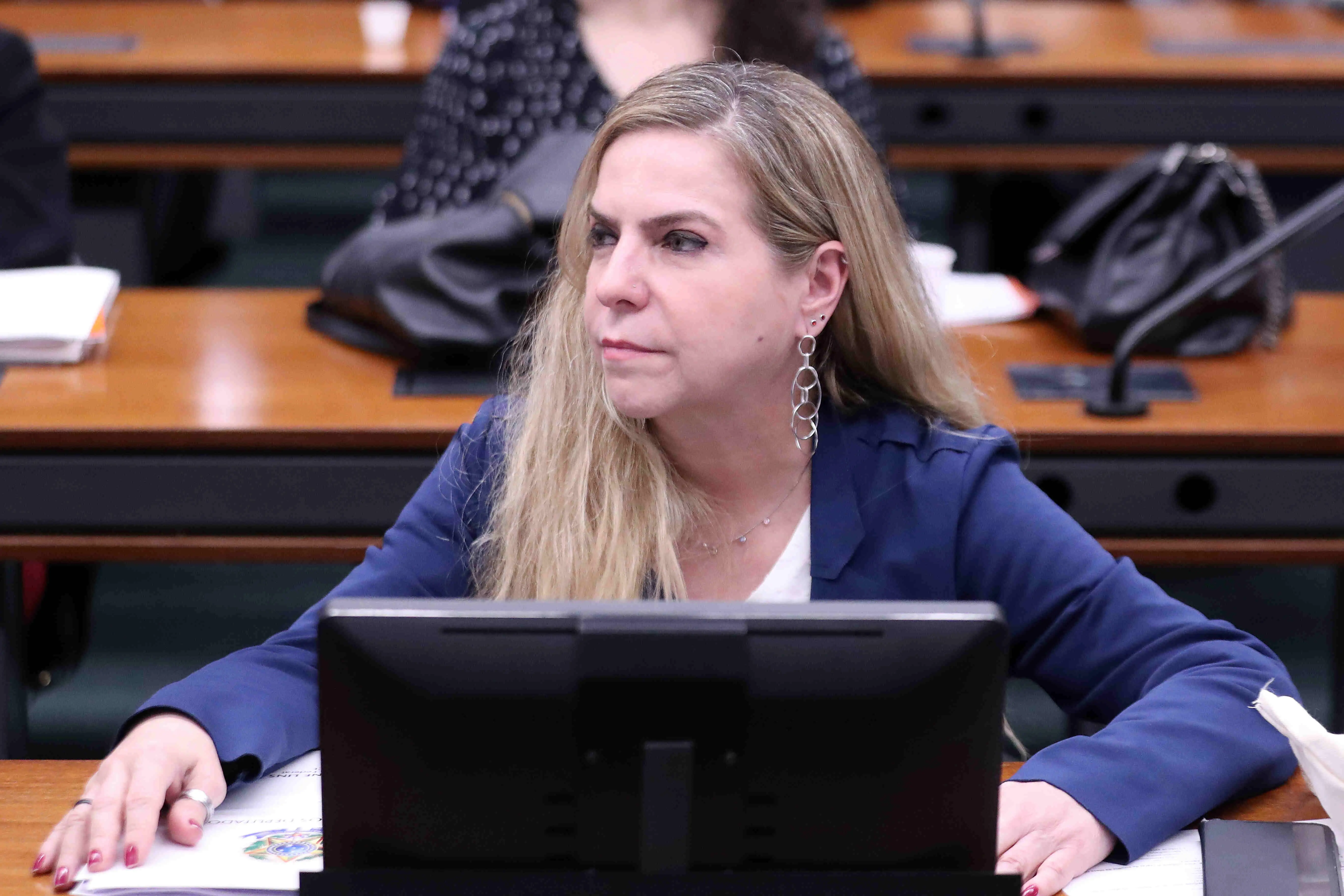 Imagem da notícia: Luizianne Lins vai embarcar em missão humanitária a Gaza; grupo teve barco atacado por drone