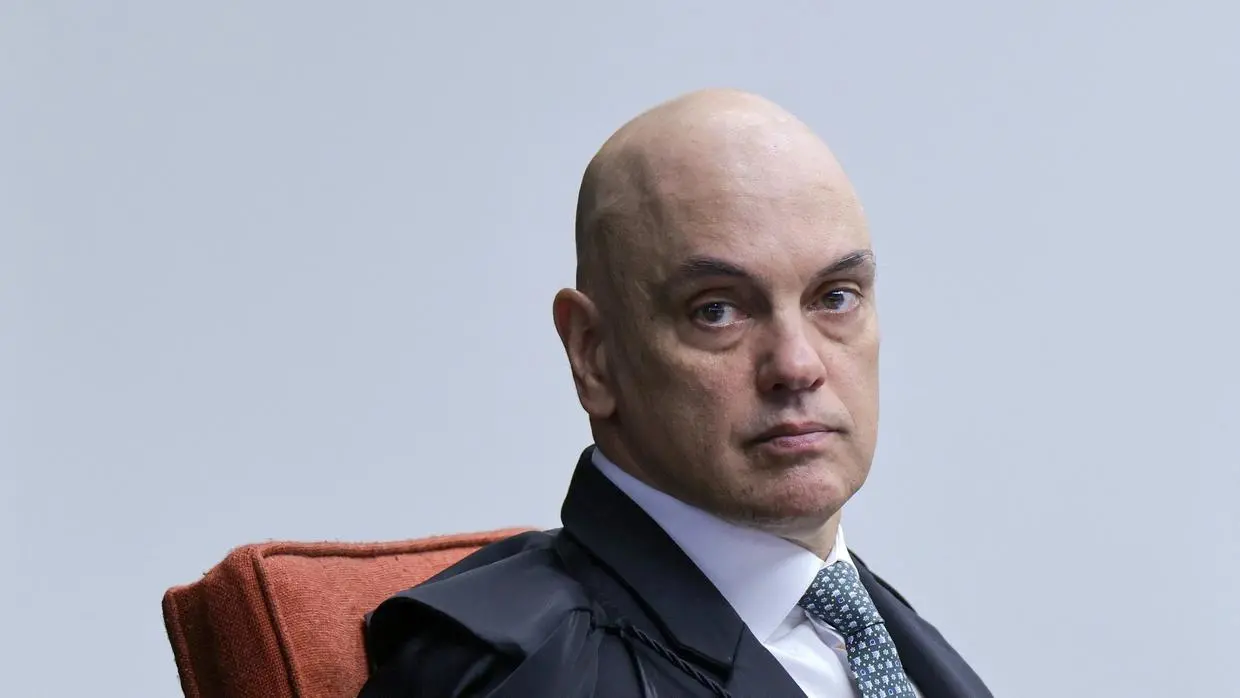 Imagem da notícia: Frases irônicas de Moraes ganham destaque em julgamento da trama golpista: 'Não é conversa de bar'