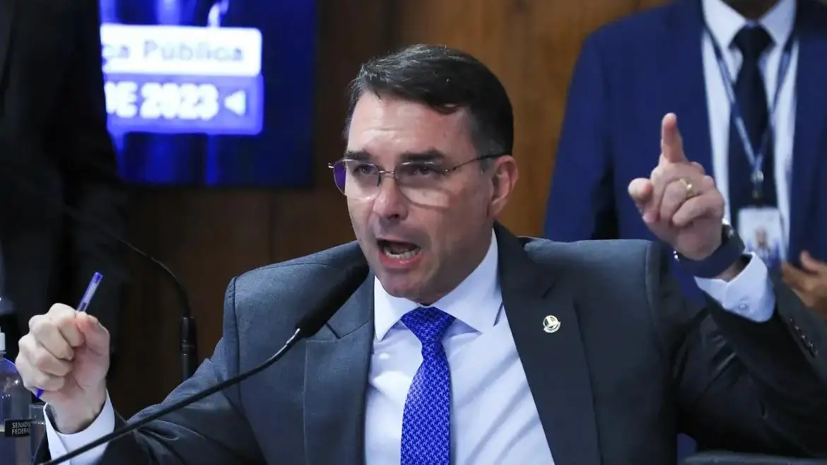Imagem da notícia: Voto de Moraes pela condenação de Bolsonaro é de 'raiva, ódio e vingança', diz Flávio Bolsonaro