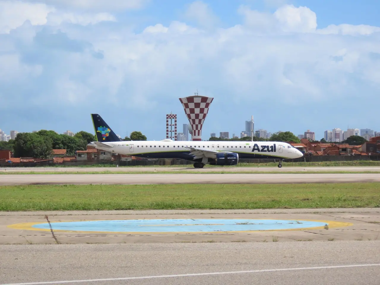 avião da azul no aeroporto de fortaleza