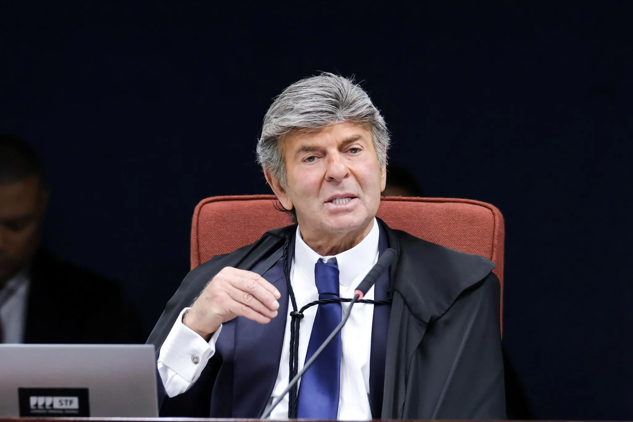 Luiz Fux olha para o plenário da primeira turma do STF. Imagem usada para matéria onde ministro absolve Jair Bolsonaro no julgamento da trama golpista