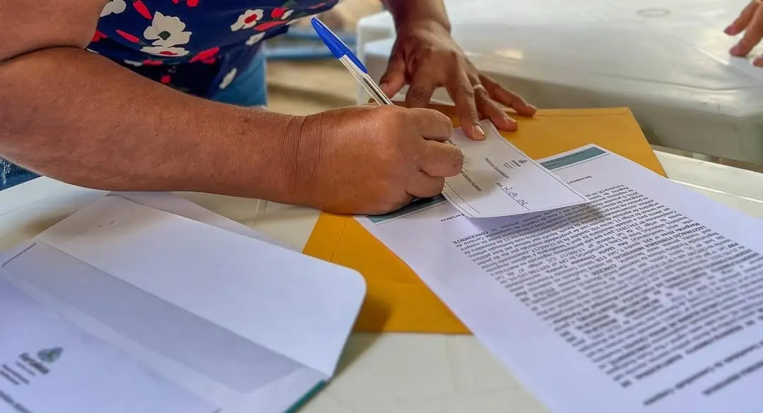 Imagem da notícia 'Feito de palhaço': Gestão Sarto é investigada por distribuir 'papel da casa' sem validade jurídica