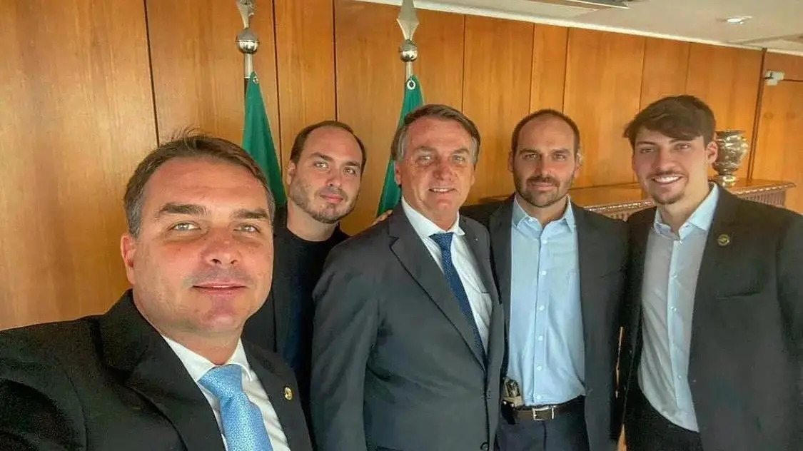 Imagem da notícia: Filhos de Bolsonaro pedem anulação do julgamento sobre trama golpista após voto de Fux