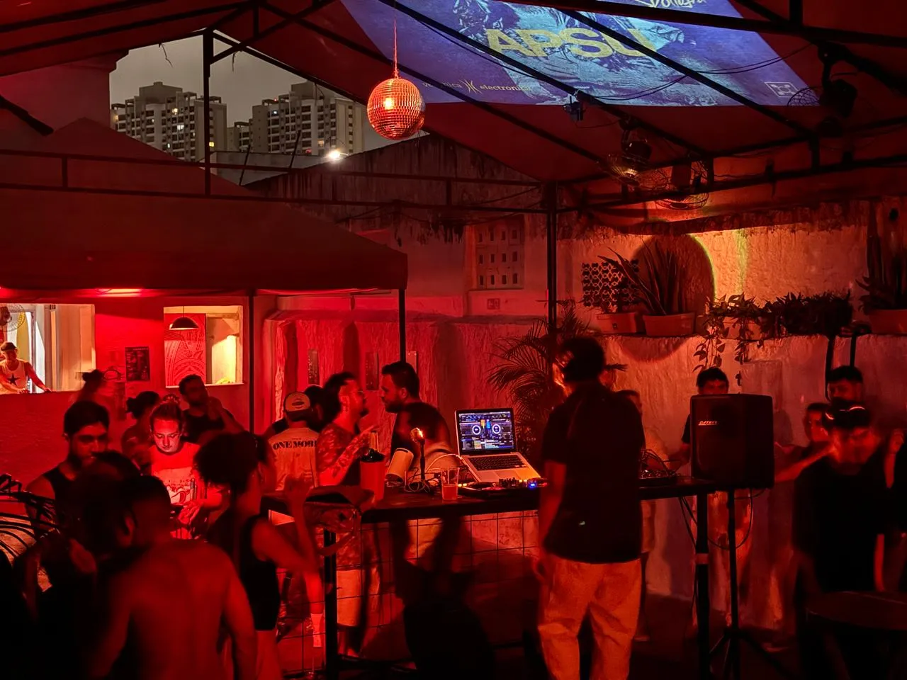 Bar do Benfica exibe as finais de Drag Race há anos