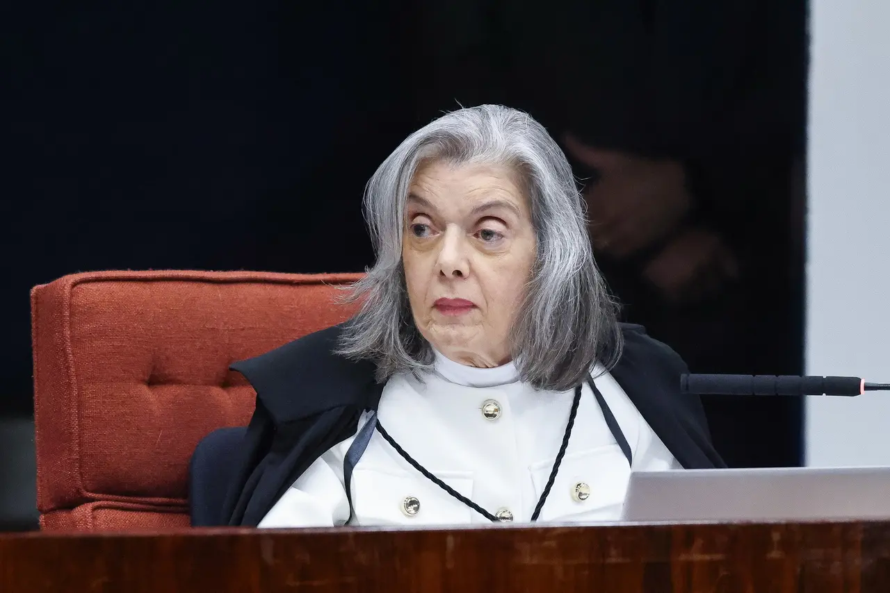 Imagem da notícia: Cármen Lúcia vota para condenar Bolsonaro, enfatiza tese de golpe e reforça competência do STF
