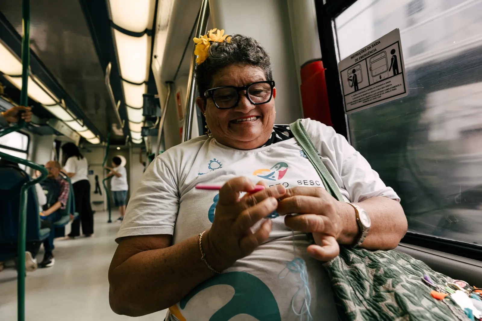Imagem da notícia: Mulheres fazem 'crochetaço' em metrô de Fortaleza; veja imagens