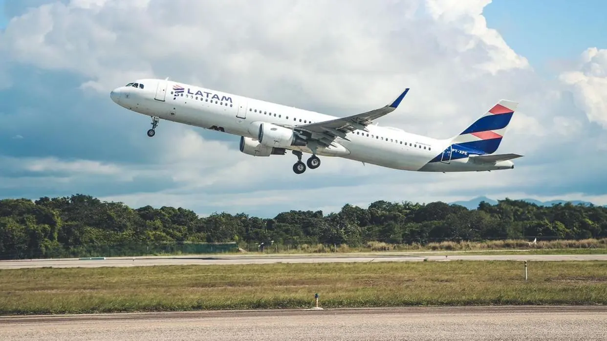 Avião da Latam decolando
