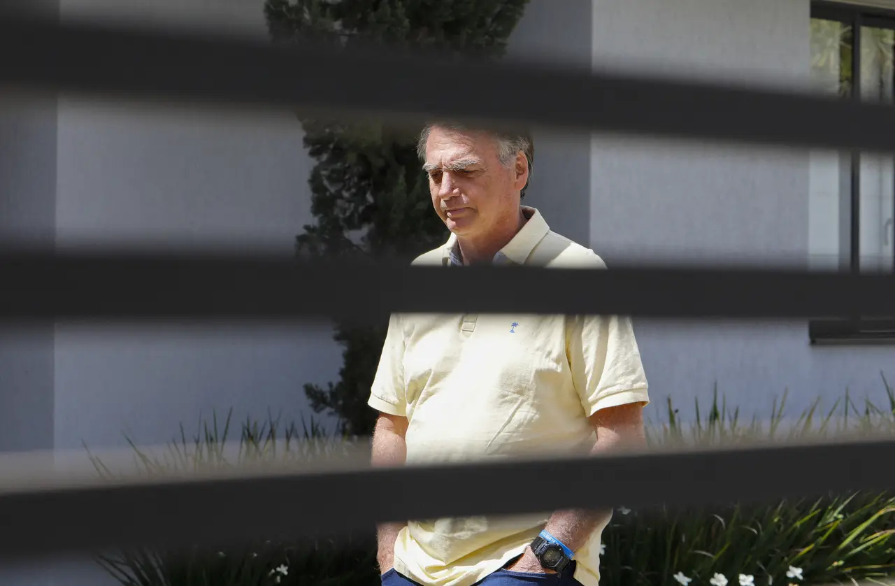 Imagem da notícia: Sequelas da facada e soluços: o que a defesa de Bolsonaro pode citar para pedir prisão domiciliar