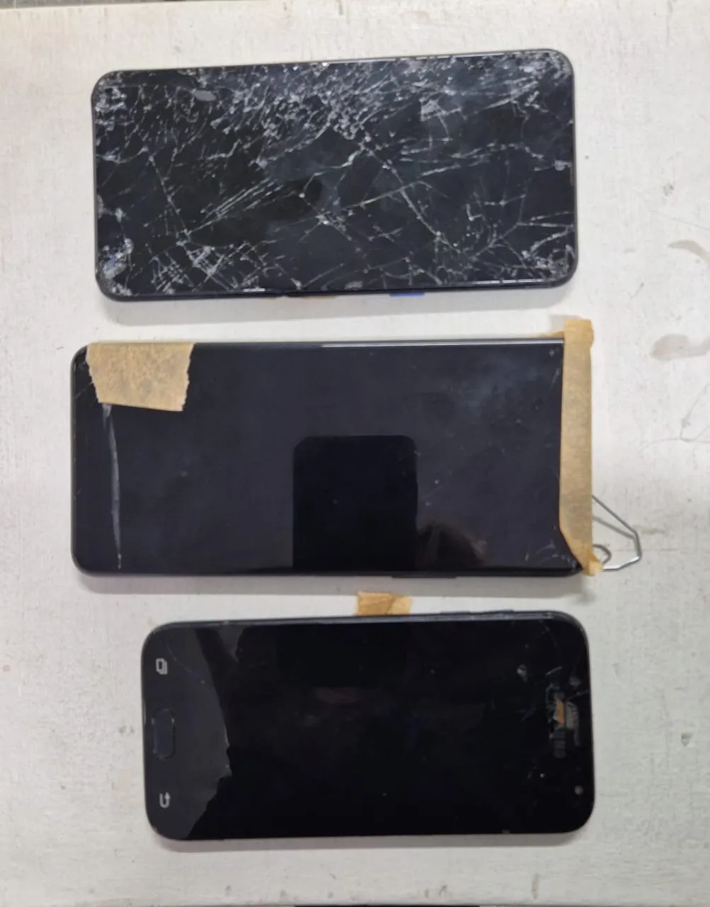 O suspeito tentou quebrar os aparelhos celulares, que foram apreendidos