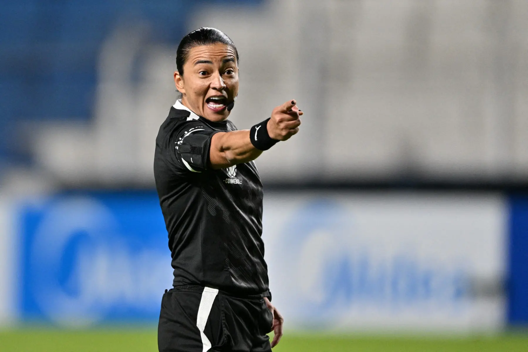 Imagem da notícia Edina Alves apita o confronto entre Fortaleza e Vitória pela Série A do Brasileirão 