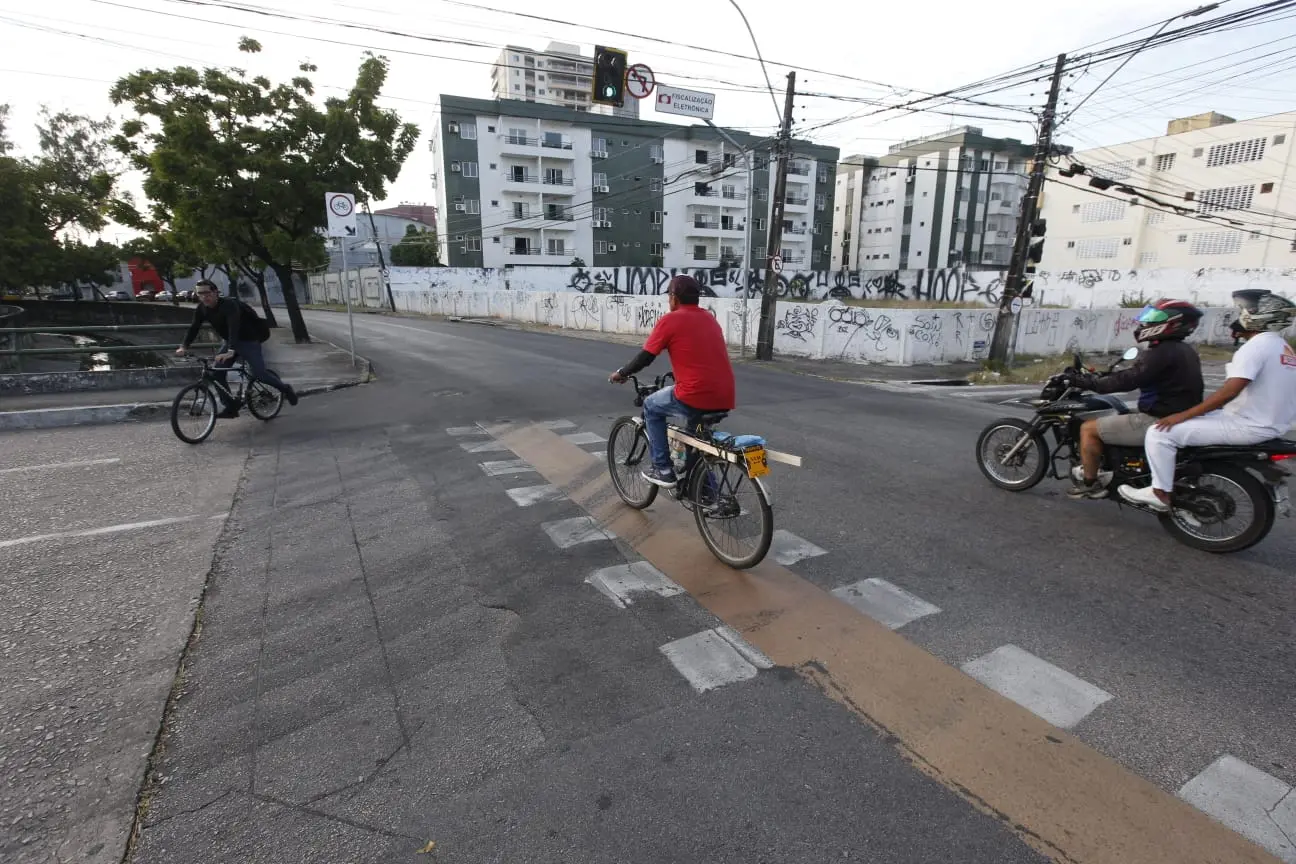 Imagem da notícia: Ruas de Fortaleza são recapeadas e estão há mais de um mês sem ciclofaixas 